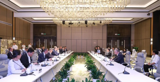 Feng Fei Meets with Delegation from Switzerland's EHL Group