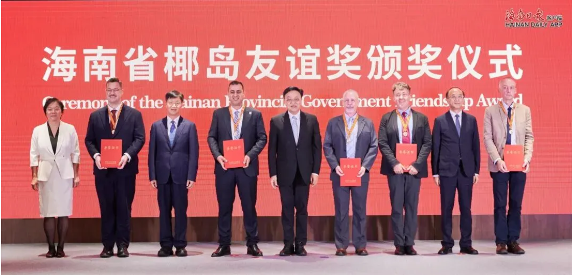 Hainan Honors Foreign Talent at Award Ceremony in Haikou