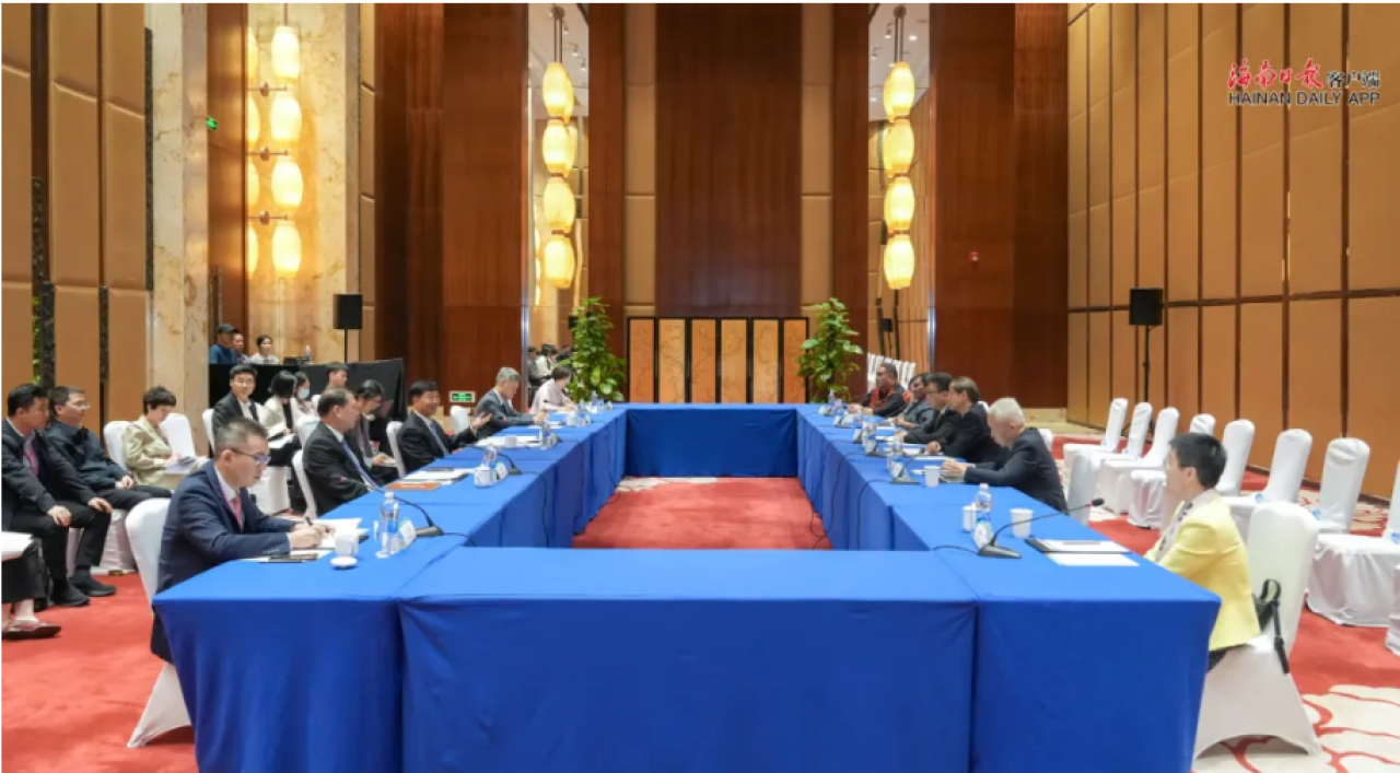 Liu Xiaoming Meets Representatives of International Tourism Bodies
