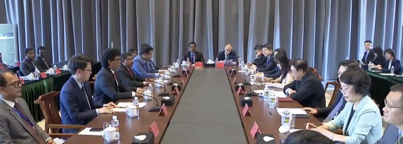 Feng Fei Meets Sri Lankan Minister Wasantha Samarasinghe