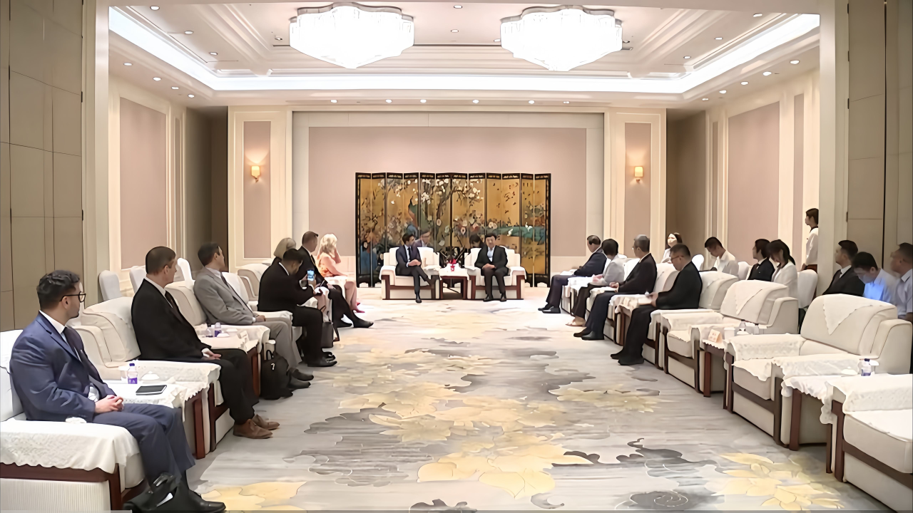 Feng Fei Meets Canadian Minister of International Trade Maninder Sidhu