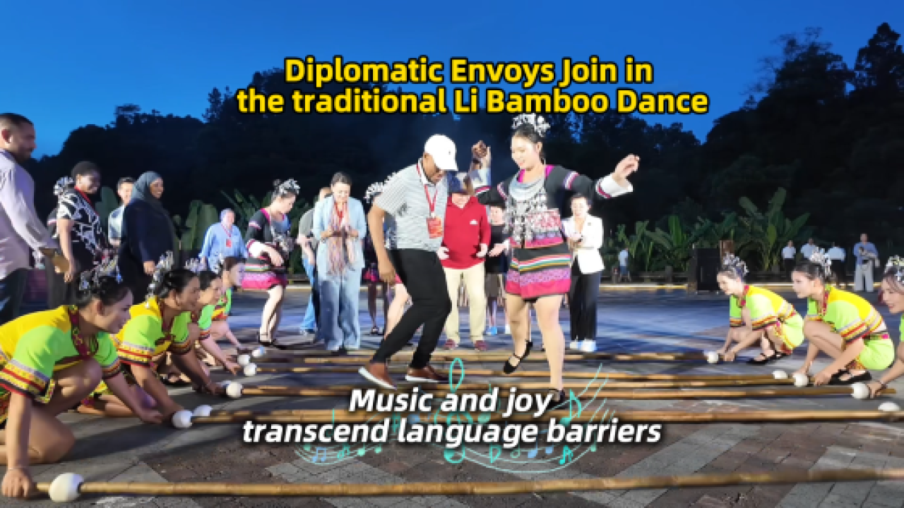 Diplomatic Envoys Explore the Beauty of Wuzhishan Diplomatic Envoys Explore the Beauty of Wuzhishan