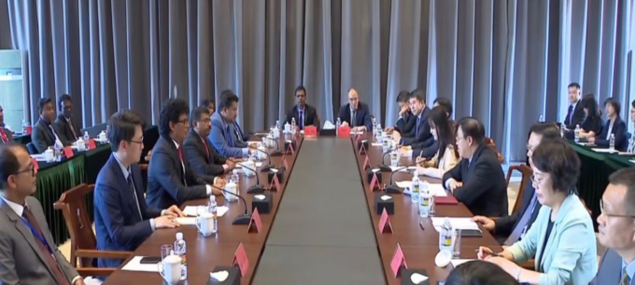 Feng Fei Meets Sri Lankan Minister Wasantha Samarasinghe