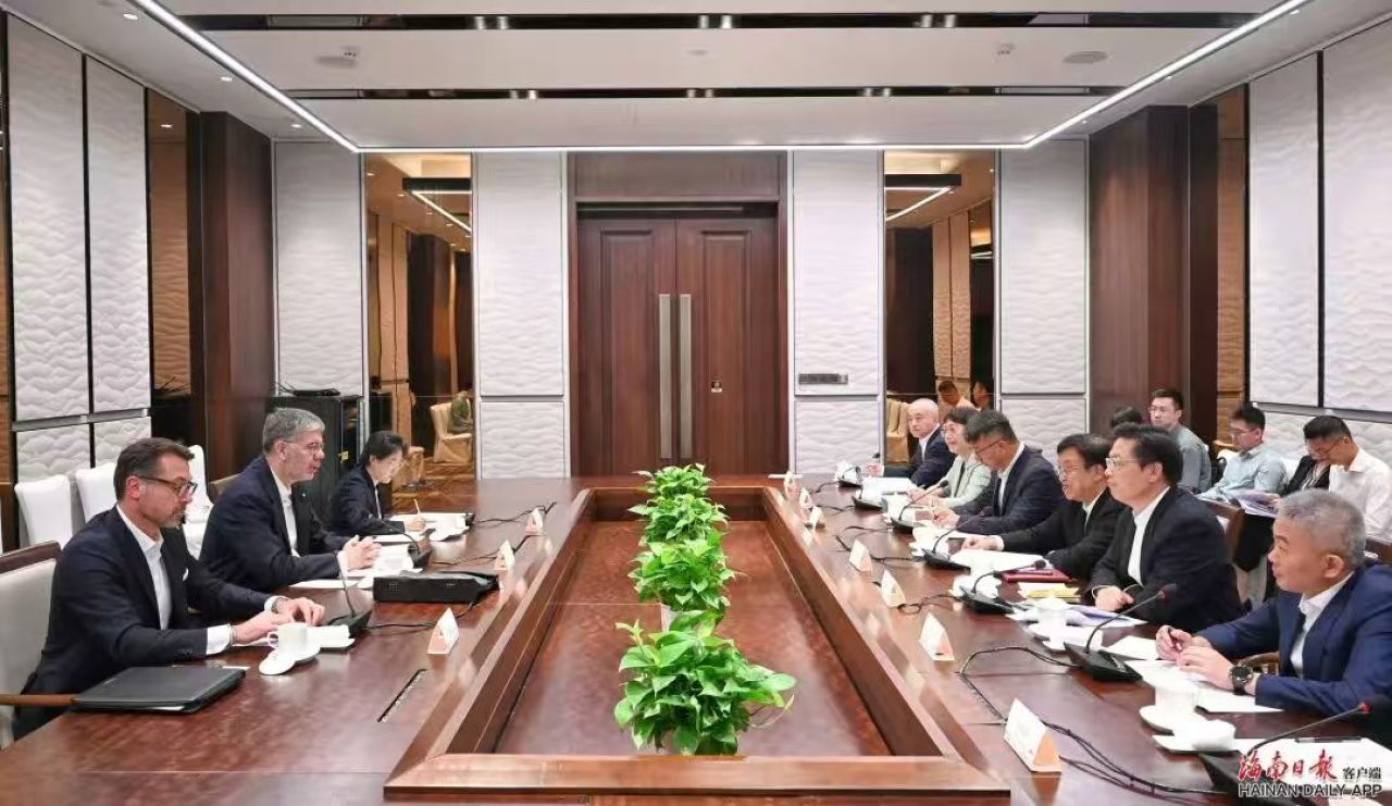 Feng Fei Meets with Italian Ambassador to China Massimo Ambrosetti